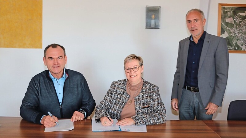 Bei der Unterzeichnung des Vertrages zur Umrüstung auf Glasfaser: (v. l.) Harald Jungmeier (Telekom), Bürgermeisterin Raimunda Menzel und VG-Geschäftsleiter Ernst Neuhauser.