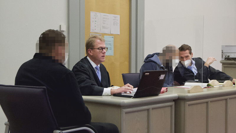 Die Haftstrafen von einem Jahr für den 37-Jährigen, links neben Rechtsanwalt Jan Bockemühl, und fünf Monate für den 35-Jährigen, neben Verteidiger Tim Fischer, setzte die Richterin zur Bewährung aus.