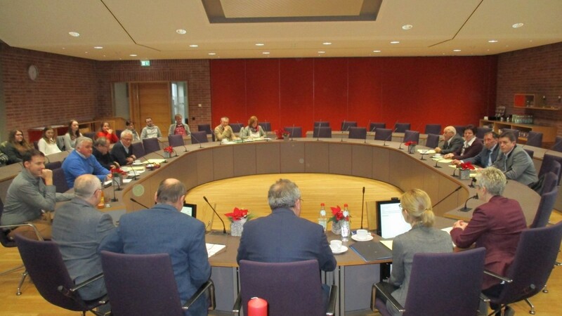 Bei der Sitzung des Kreisausschusses am Montag gab es auch einige Zuhörer (hinten links), zumeist "Neulinge" der Landratsamtsverwaltung.
