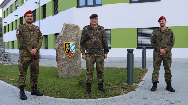 Der neue Stabszugführer Marco Jeschonnek, der Chef des Stabes Panzerbrigade, Mark Emmerich, und der scheidende Stabszugführer Jakob Großehagenbrock.