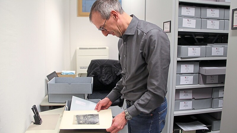 Stadtarchivar Manfred Niedl im Archiv im Keller des Vhs-Gebäudes.  Fotos:
