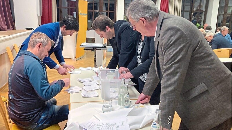 Akribisch achtete die Wahlkommission auf jede Nuance auf den Stimmzetteln.