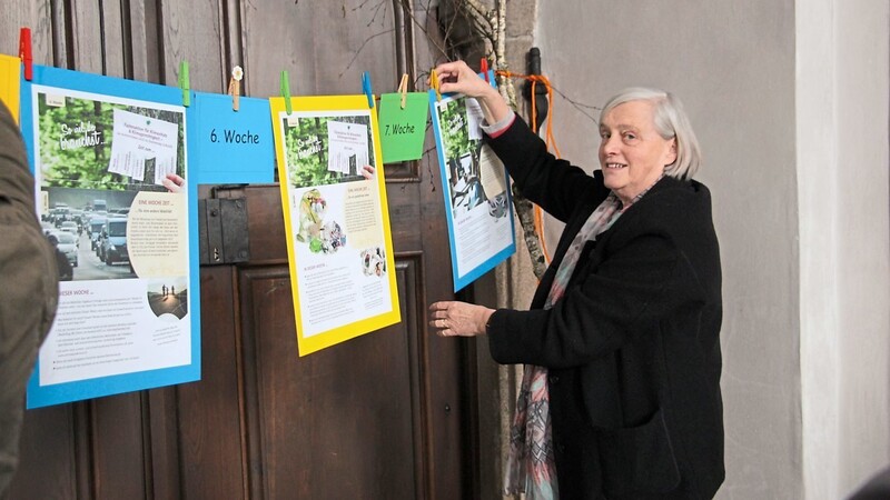Brigitta Schlüter vom Sachausschuss "Bewahrung der Schöpfung" beim Aufhängen der Plakate für die Fastenaktion.