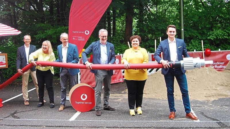 60 Kilometer Glasfaserkabel werden in Roding verlegt. Am Freitag wurde offiziell begonnen, mit dabei Bürgermeisterin Alexandra Riedl.