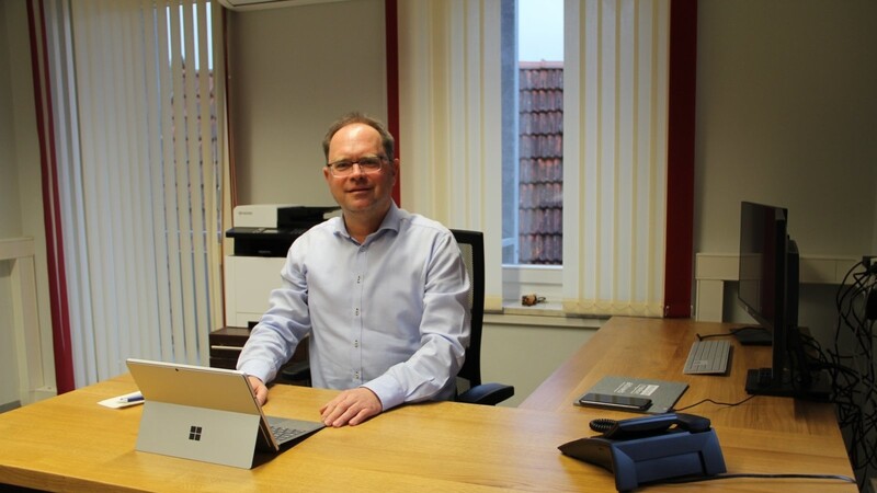 Martin Hohenberger in seinem Büro in der Caritas-Geschäftsstelle Landau/Isar.