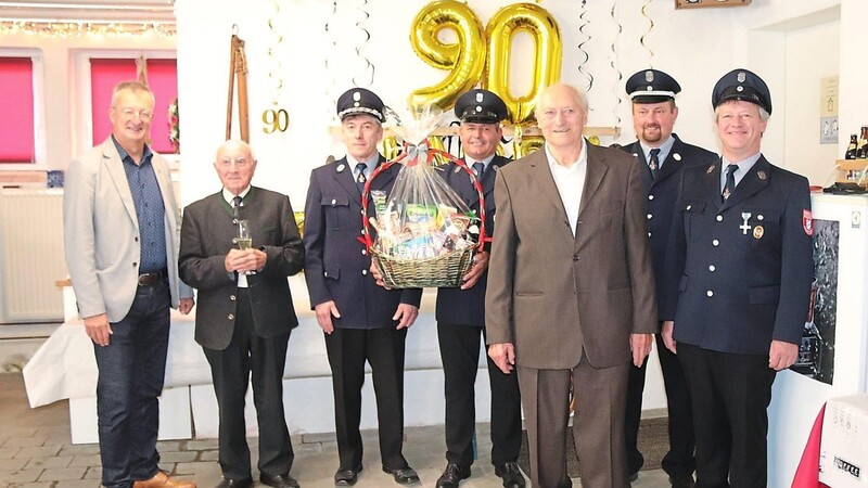 Bürgermeister, Pfarrer und Feuerwehr gratulierten Hermann Krapfl zum 90. Geburtstag.