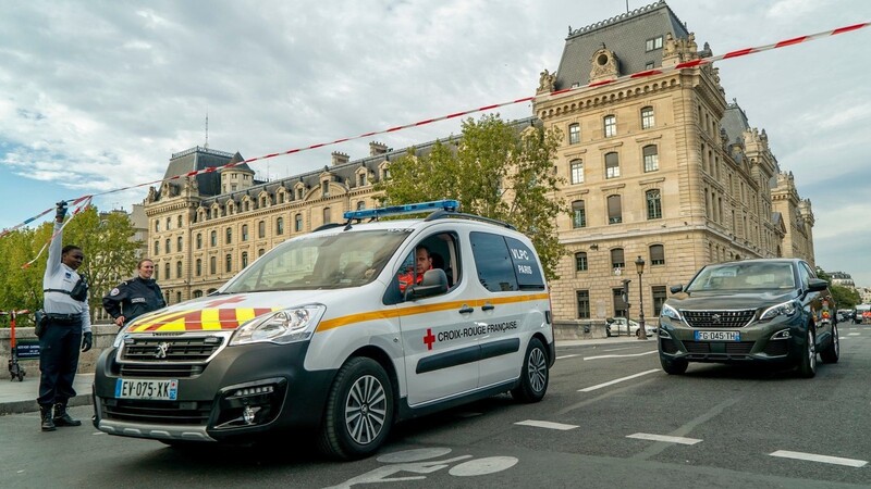 Messerattacke in der Pariser Polizeipräfektur: Ein Rettungswagen fährt durch eine gesperrte Straße.