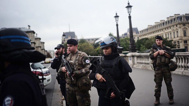 Bewaffnete Polizisten und Soldaten patrouillieren, nachdem sich in der Pariser Polizeipräfektur eine Messerattacke ereignet hat.