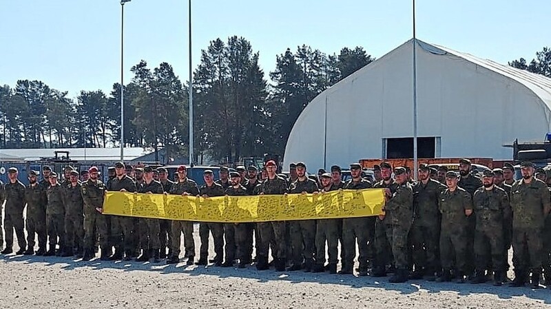 Die angetretenen eFP-Soldaten mit dem gelben Band bei der Übergabe durch Oberstleutnant Michael Hanisch (mit rotem Barett links-mittig in der Formation).