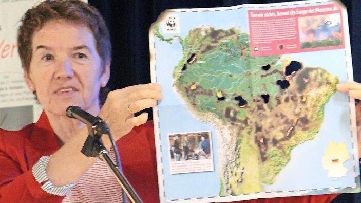 Gisela Altmann-Pöhnl zeigte eine Karte, in der die Brände im Regenwald dargestellt sind.