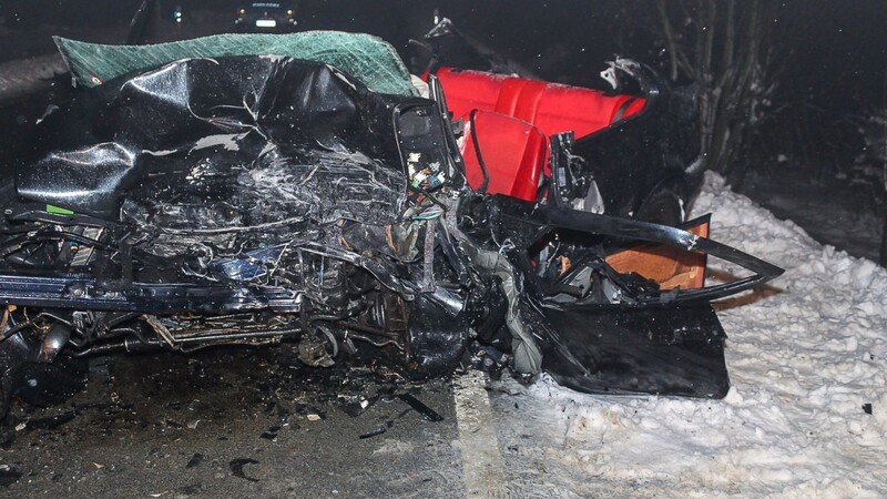 Am Zerstörungsgrad der Autowracks ist die Wucht des Aufpralls abzulesen. Wie es zu dem Unfall kam, ist derzeit noch unklar.