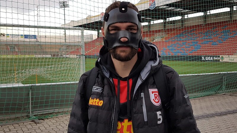 Spielt aktuell mit Maske: Benedikt Gimber vom SSV Jahn Regensburg.