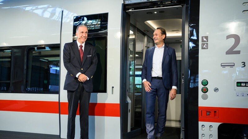 DB-Fernverkehrsvorstand Michael Peterson (rechts) stellte am Mittwoch zusammen mit dem Vorstandsvorsitzenden des Herstellers Talgo den neuen ICE L mit stufenlosem Ein- und Ausstieg vor.