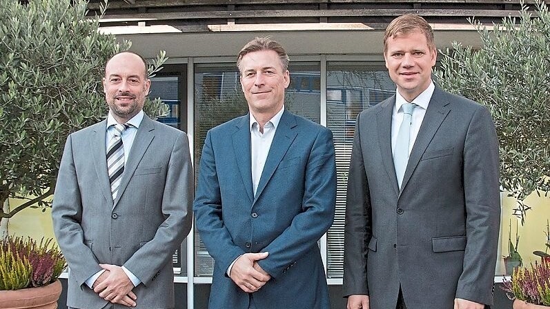 Bezirkstagspräsident Dr. Olaf Heinrich (v.r.) mit den neuen Leitern Dr. Joachim Nitschke und Dr. David Janele.