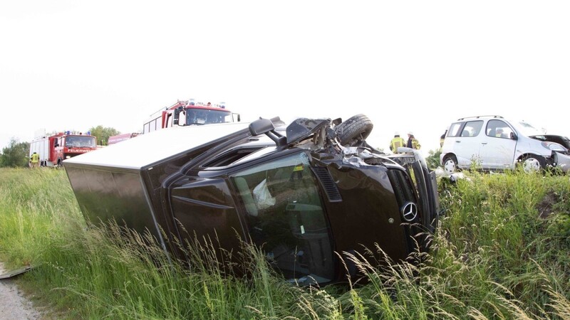 Bei einem schweren Unfall nahe Dingolfing ist am Donnerstagnachmittag ein Autofahrer lebensgefährlich verletzt worden.