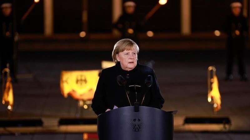 Bundeskanzlerin Angela Merkel hält bei ihrer Verabschiedung durch die Bundeswehr eine Rede.