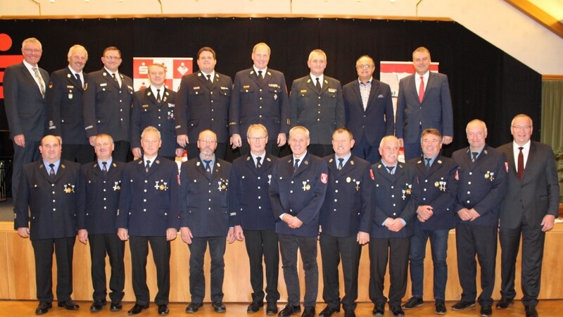 Vertreter der Feuerwehrführung freuten sich mit den Geehrten, die das staatliche Feuerwehr-Ehrenzeichen in Gold entgegennehmen durften.