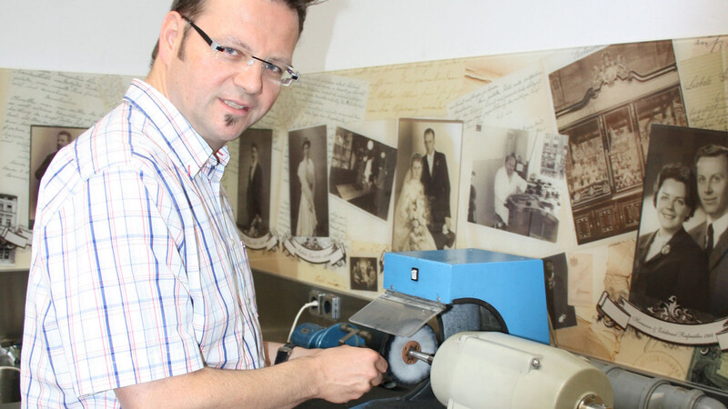 An dieser Maschine wird der Goldring, den Andreas Reißmüller gerade fertigt, poliert. (Foto: Pfeffer)