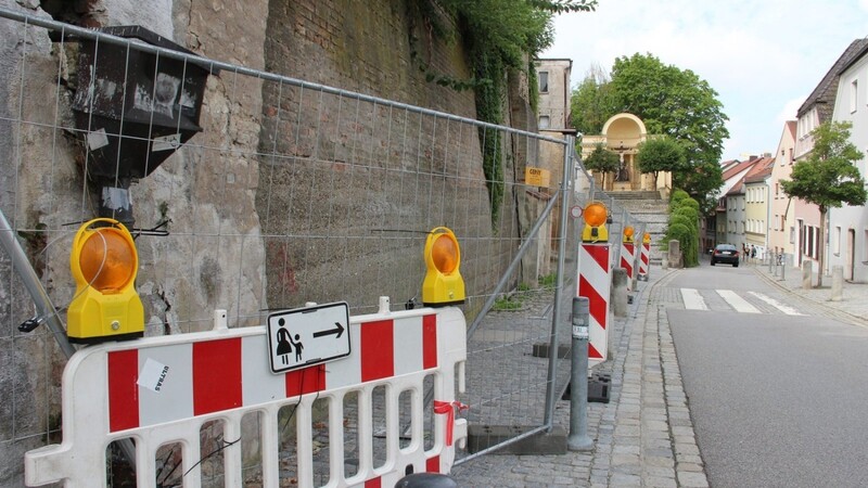 Die Stadtmauer im Bereich "Unterm Rain" ist "instabil". Der daneben liegende Gehweg wurde mit einem Bauzaun abgesperrt.