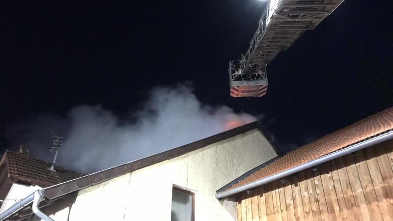 Beim Eintreffen der Feuerwehr drang den Einsatzkräften bereits dichter Rauch aus dem Dachboden entgegen.
