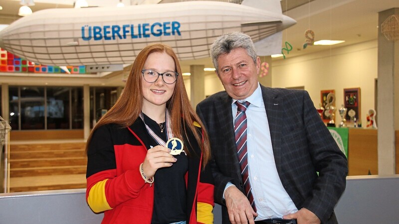 Voller Stolz zeigt Lilly Uhrmann ihre Goldmedaille, auch sehr zur Freude von Realschuldirektor Karl-Heinz Mathy.