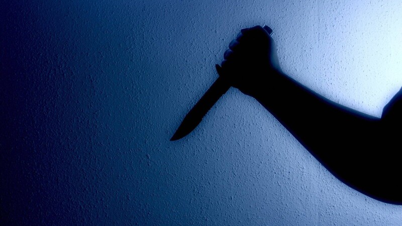 Mit einem Messer hat ein Mann in der Nacht zum Samstag mehrere Menschen bedroht (Symbolbild).