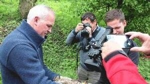 Im Frühsommer sorgte die Nachricht von den getöteten Greifvögeln für großes Medienecho. Markus Schmidberger zeigt einen toten Mäusebussard.