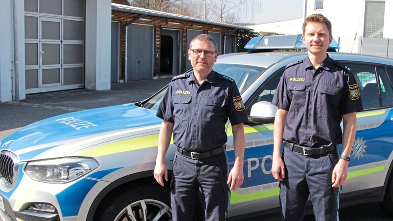 "Im Dienstbereich der Polizeiinspektion Bad Kötzting lässt es sich sicher leben." Polizeichef Mario Griesbeck (r. ) und sein Stellvertreter Josef Weindl.