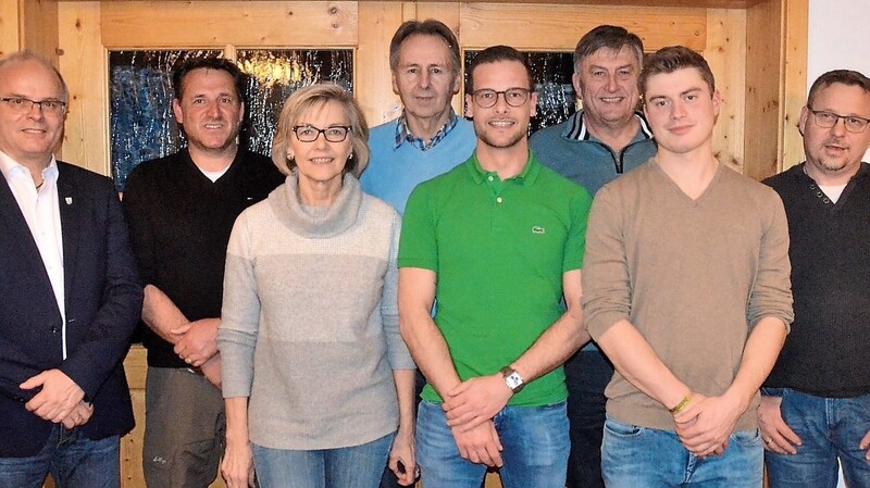 Robert Spindler zusammen mit der neuen Vorstandschaft Stefan Weinfurtner, Eva Gerl, Hermann Gerl, Klaus Sedlmeier, Johann Schindler, Johannes Seebauer und Michael Lück (von links).
