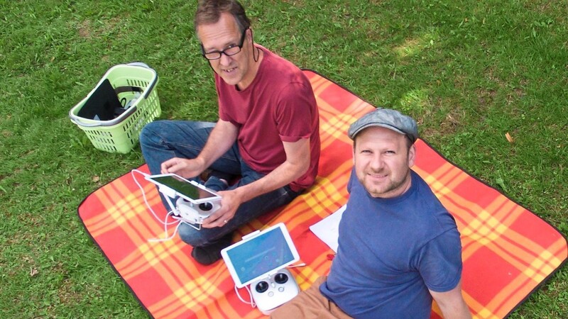 Immer aufgeschlossen für neue technische Entwicklungen: Die beiden Stadtfotografen Peter Ferstl (l.) und Stefan Effenhauser beim Jungfernflug ihrer Drohne.