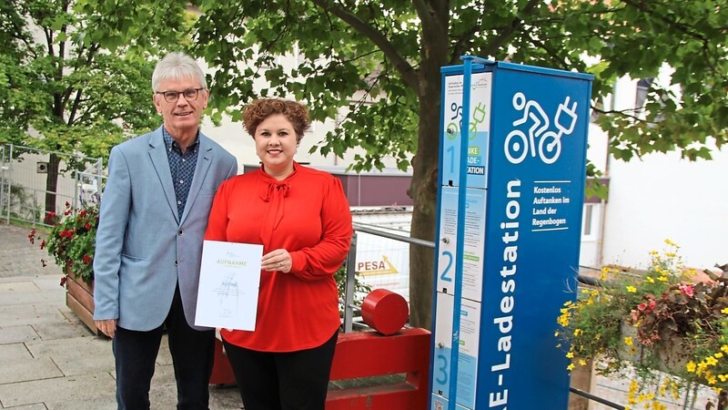 Bürgermeisterin Alexandra Riedl und Reinhard Schreiner, der Beauftragte für Radverkehr der Stadt, freuen sich über die Aufnahme in den Verein, auf dessen Input und Erfahrung die Kommune zurückgreifen kann, um Verbesserungen für Radfahrer zu erreichen.