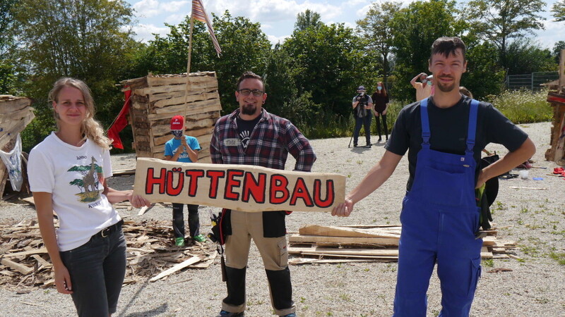 Sie waren ehrenamtlich vor Ort, lösten Problemfälle und halfen der Jugend bei der Umsetzung des Projekts "Hüttenbau" (v.l.): Jannet Behage, Tobi Rauch und Stefan Hagenauer.