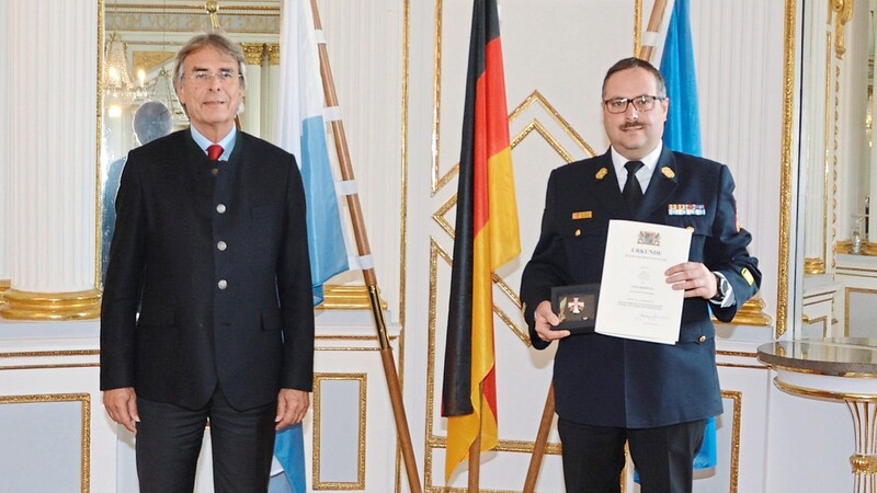 Aus den Händen von Regierungspräsident Axel Bartelt hat Mario Bierl vergangene Woche das Steckkreuz für besondere Verdienste um das Feuerwehrwesen erhalten.