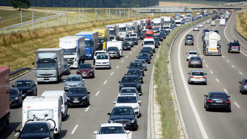 Auf der Autobahn Stuttgart - München staut sich der Verkehr