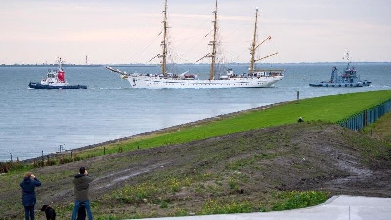 Die "Gorch Fock" wird von Schleppern aus dem Hafen gezogen. Nach rund sechs Jahren wird das runderneuerte Segelschulschiff in seinem Heimathafen Kiel zurück erwartet.