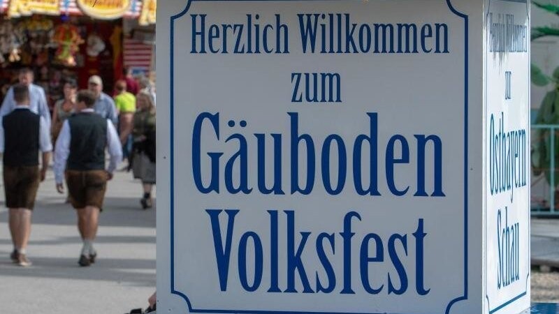 "Herzlich Willkommen zum Gäuboden Volksfest" steht auf einem Schild auf dem Gelände des Gäubodenvolksfestes.