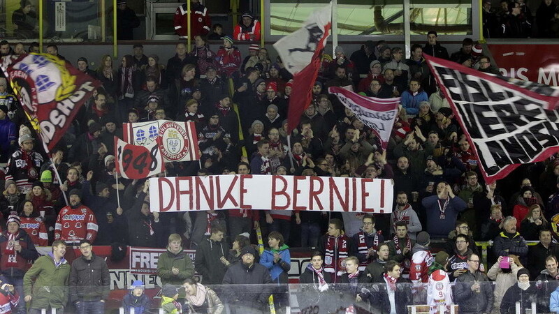 "DANKE BERNIE!" - mit diesem Plakat bedankten sich die Fans des EV Landshut beim Heimspiel gegen die Tölzer Löwen für Bernie Englbrechts Arbeit.