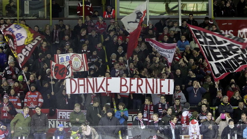 "DANKE BERNIE!" - mit diesem Plakat bedankten sich die Fans des EV Landshut beim Heimspiel gegen die Tölzer Löwen für Bernie Englbrechts Arbeit.