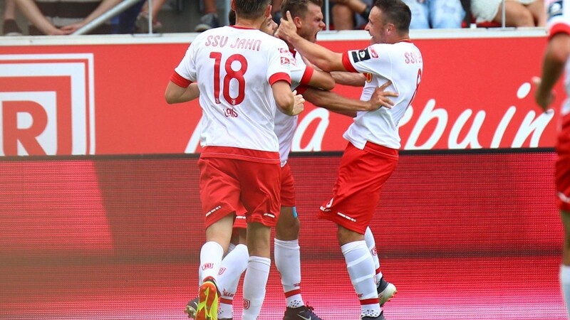 Der SSV Jahn Regensburg jubelt über den Auftakterfolg gegen den FC Ingolstadt.