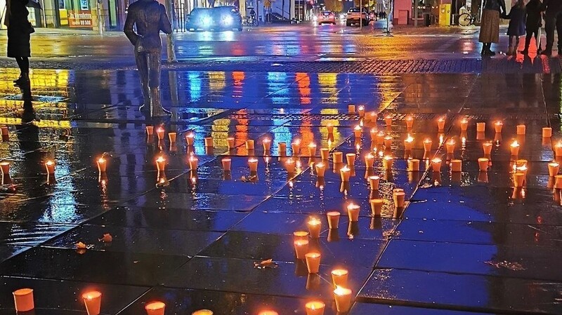 Auch in Straubing leuchteten im Rahmen der Caritas-Aktion "Eine Million Sterne" rund 400 Kerzen, die den Steiner-Thor-Platz in ein warmes Licht hüllten.