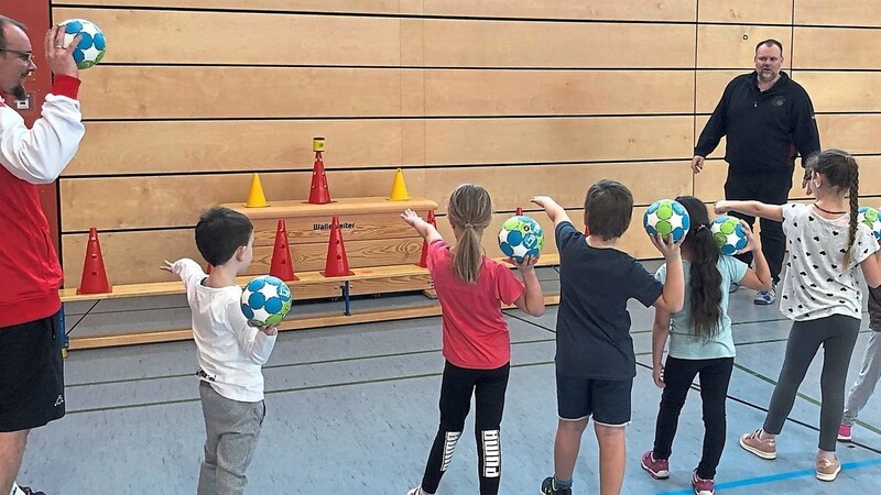 Die Handballer des TSV Rottenburg erklärten den Kindern die Wurftechnik.