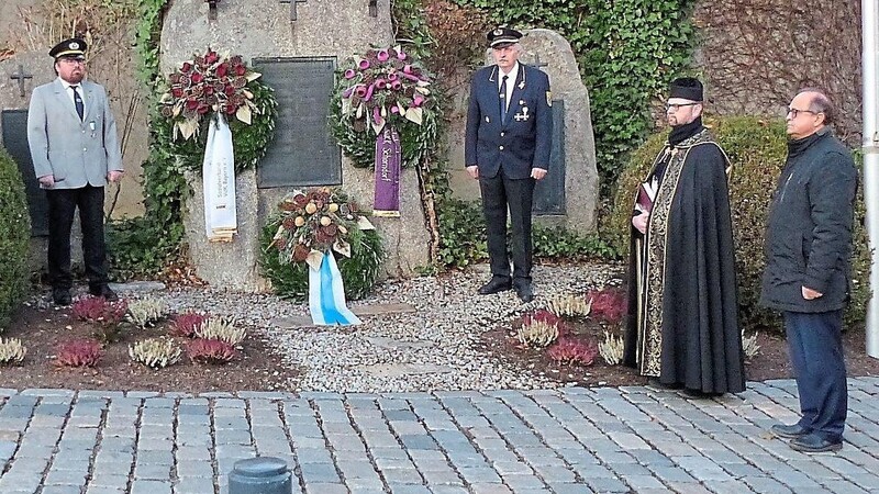 Im kleinen Kreis wurde am Schorndorfer Kriegerdenkmal der Volkstrauertag begangen.
