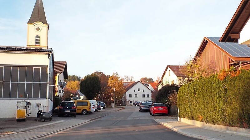 Der Vollausbau der Kreisstraße DGF 43 wird knapp zwei Millionen Euro kosten, wie Landrat Heinrich Trapp in der Sitzung mitteilte.