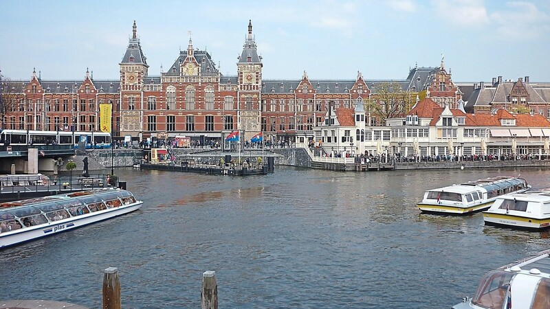 Besonders vom Wasser aus kann man die Schönheit Amsterdams erkunden.