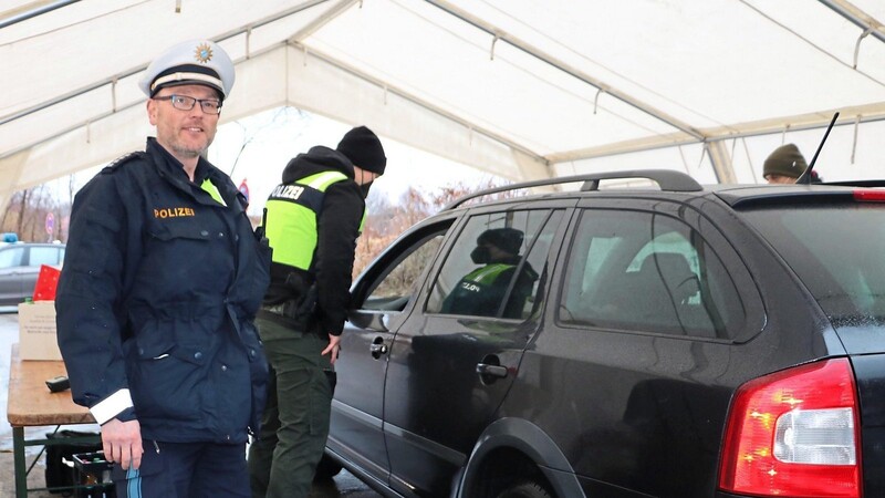 Polizeihauptkommissar Josef Weindl zusammen mit Kollegen aus Cham bei einer Verkehrskontrolle in Bad Kötzting