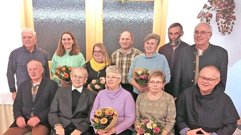 Die Verantwortlichen der Pfarrei Pfelling mit den Helfern, die für ihr jahrelanges Engagement in der Pfarrei geehrt wurden