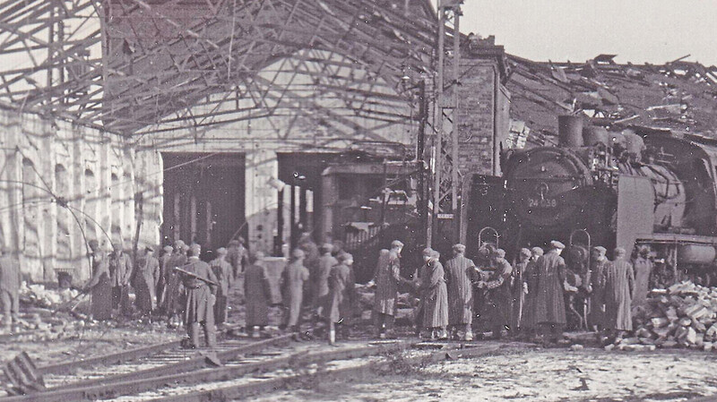 Häftlinge des KZ-Außenlagers Landshut mussten Zwangsarbeit auf dem Bahnhofsgelände leisten.