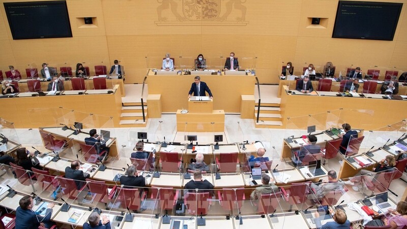 Blick in den Plenarsaal des Bayerischen Landtags. (Symbolbild)