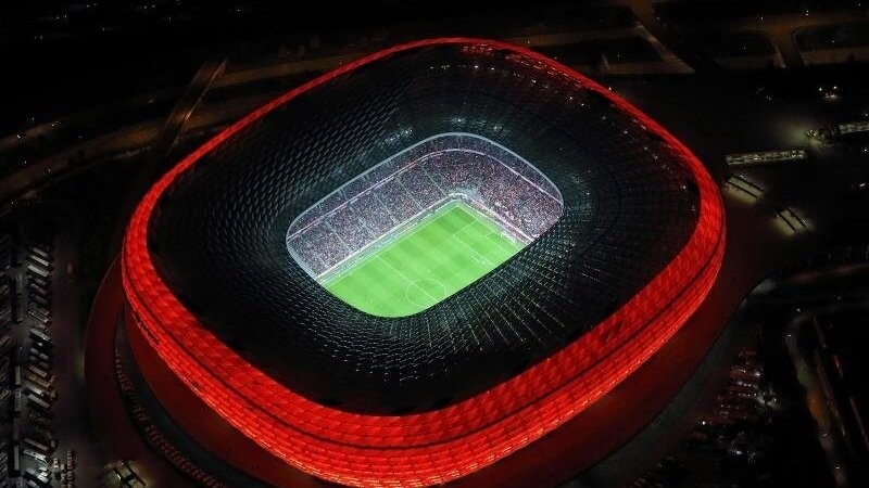 Die Luftaufnahme zeigt die Allianz-Arena während einer Champions-League Begegnung.