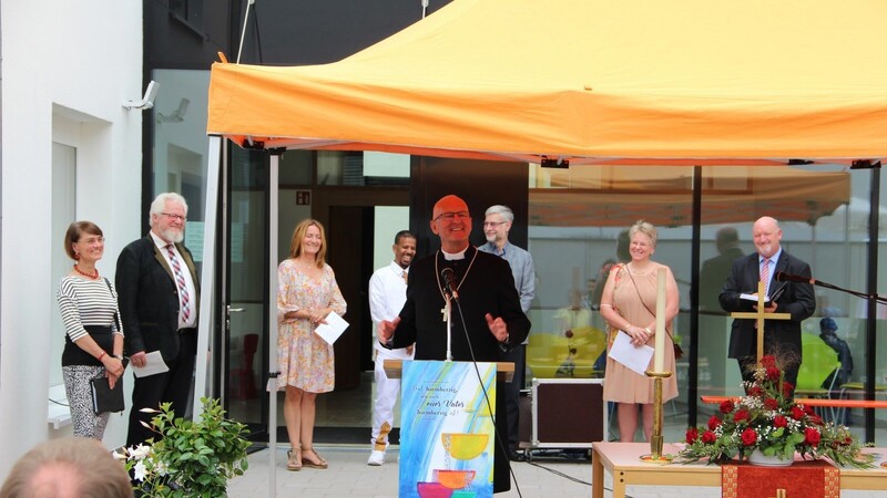 Regionalbischof Klaus Stiegler freute sich zusammen mit Ideengeber Hasso von Winning sowie Mitarbeitern und Vertretern des Kirchenvorstands über das gelungene Gemeinschaftsprojekt.
